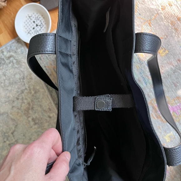 Lululemon Now and Always Tote *15L
Black Tone on Tone Manifesto Print W9CKRS - Picture 7 of 8